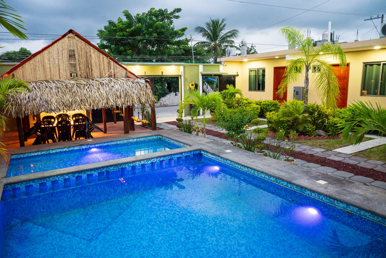 Alberca y palapa de Casa Bonsái al atardecer